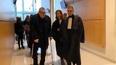 Pierre Ménès, et ses avocats Mes Wassermann et Derambarsh, au tribunal judiciaire de Paris le 8 mars 2023.