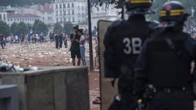 De violents affrontements ont opposé les forces de l'ordre et des casseurs à Lyon dans les heures qui ont suivies la victoire des Bleus dimanche 15 juillet