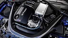 La BMW M4 CS reprend le 6-cylindres en ligne 3 litres de cylindrée et doté de deux turbos de la M4, avec une puissance de 431 chevaux. Au milieu des années 1960, les premiers modèles CS oscillaient entre 100 et 120 chevaux.