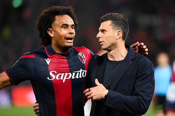 L'attaquant Joshua Zirkzee en train de discuter avec Thiago Motta après un match de Bologne, avril 2024