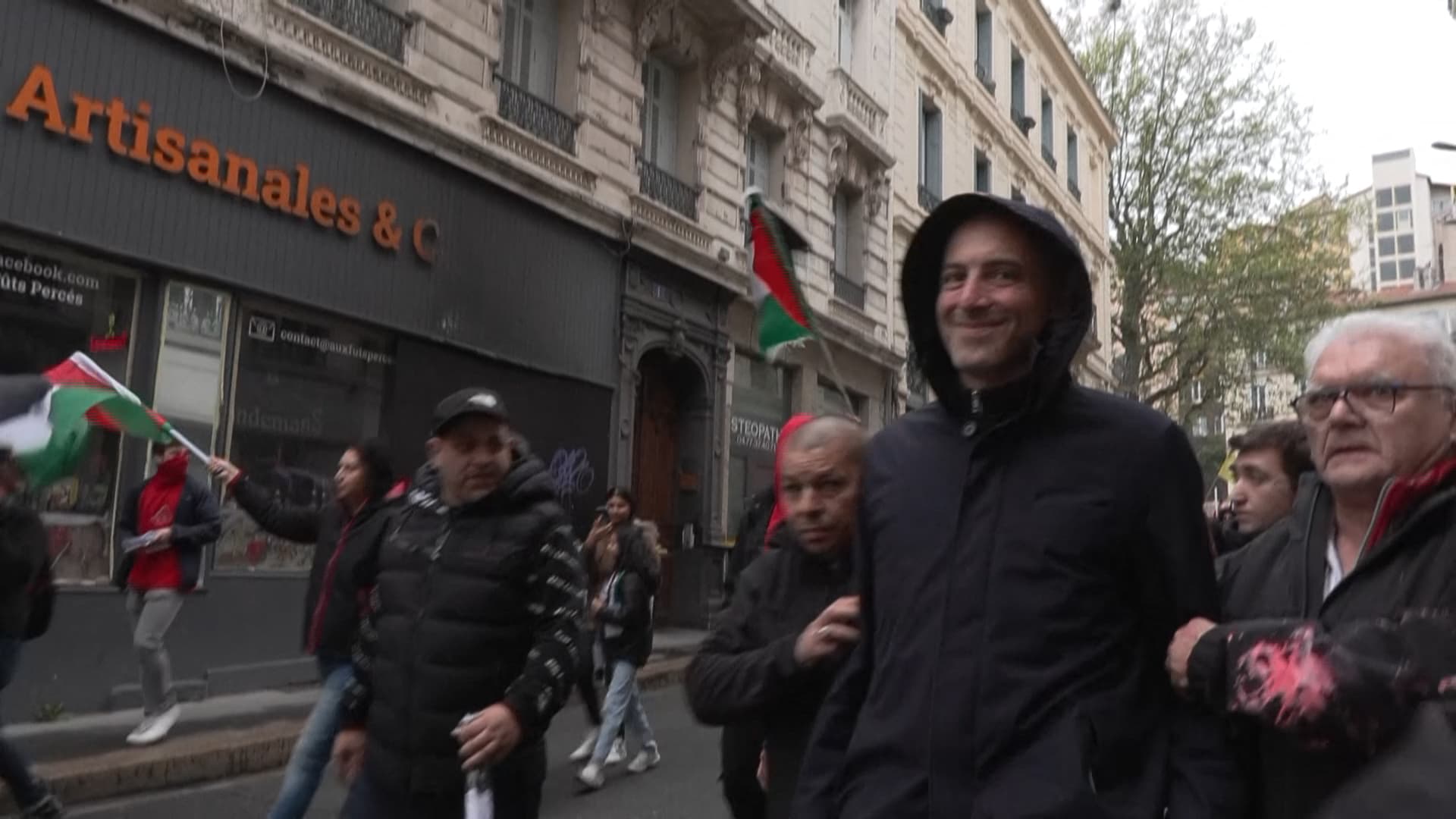 La tête de liste PS-Place publique aux européennes, Raphaël Glucksmann, lors d'une manifestation à Saint-Etienne (Loire), le 1er mai 2024.