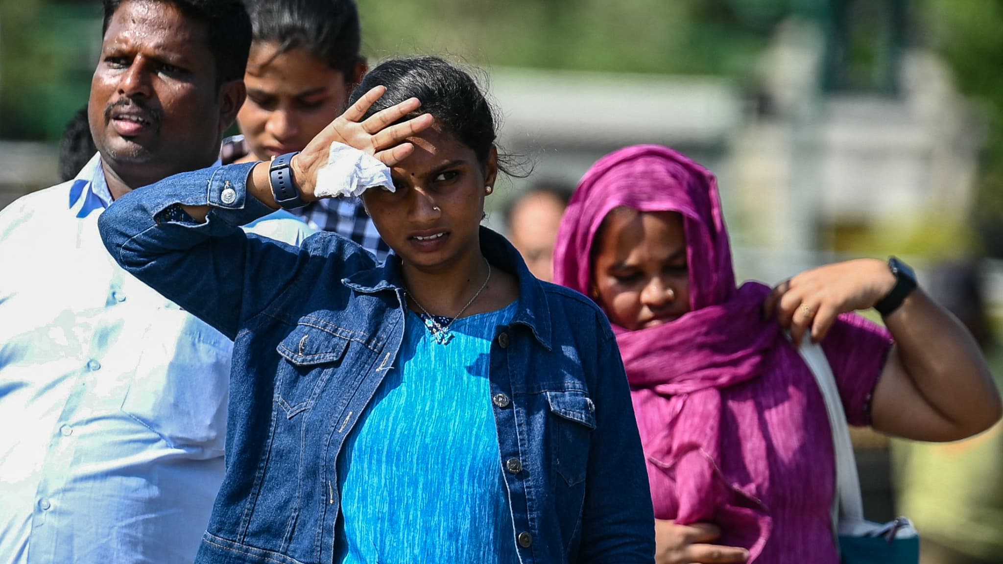 Une femme se protège du soleil par une chaude journée d'été, à Bengaluru, le 29 avril 2024.