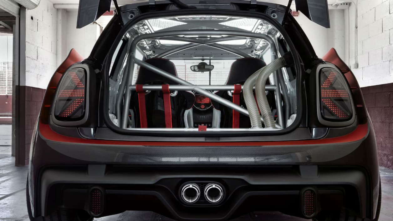 Arceaux de sécurité et échappement très sport complètent les attributs de compétition de cette Mini.