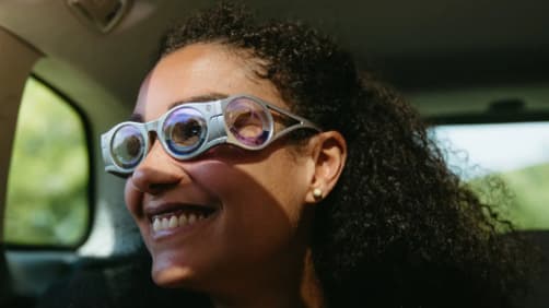 Les lunettes de Boarding Ring se caractérisent par leurs quatre verres, contenant un liquide bleu.
