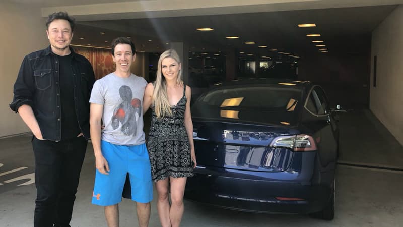 Le patron de Tesla Elon Musk avec un couple de nouveaux propriétaires de la Model 3.