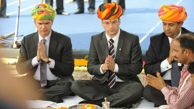 Gregoire Olivier, des opérations asiatiques de PSA et le patron de la branche indienne du groupe Shashikant Vaidyanathan en Inde en 2011.