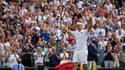La joie du Suisse Roger Federer, après sa victoire en 3 sets face au Français Richard Gasquet, au 2e tour du tournoi de Wimbledon, le 1er juillet 2021 à Londres