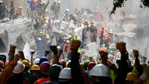 Des sauveteurs font le signal du silence durant des recherches de survivants dans un immeuble effondré à Mexico, le 21 septembre 2017, deux jours après un puissant séisme qui a fait au moins 240 morts. Des sauveteurs font le signal du silence durant des recherches de survivants dans un immeuble effondré à Mexico, le 21 septembre 2017, deux jours après un puissant séisme qui a fait au moins 240 morts.