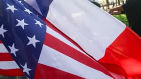 Un drapeau américain flotte aux côtés d'un drapeau français, photo d'illustration.