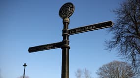 Une photographie prise le 7 février 2023 montre un détail d'une plaque de rue à Poundbury.