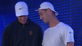 L'échange... de carte Pokémon entre Jannik Sinner et Térence Atmane avant leur demi-finale de Masters 1000 à Cincinnati, 16 août 2025