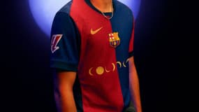 Pedri avec le maillot spécial du FC Barcelone pour le Classico, le 17 octobre 2024.