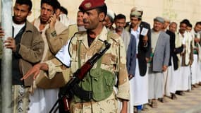 File d'attente devant un bureau de vote dans Sanaa, la capital du Yémen. Les Yéménites sont invités à désigner ce mardi le successeur d'Ali Abdallah Saleh, qui a gouverné d'une main de fer le pays pendant trois décennies et a dû céder le pouvoir en novemb