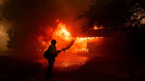 Un pompier lutte contre un incendie à Camarillo, en Californie, le 6 novembre 2024
