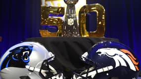 Le trophée du 50e Super Bowl
