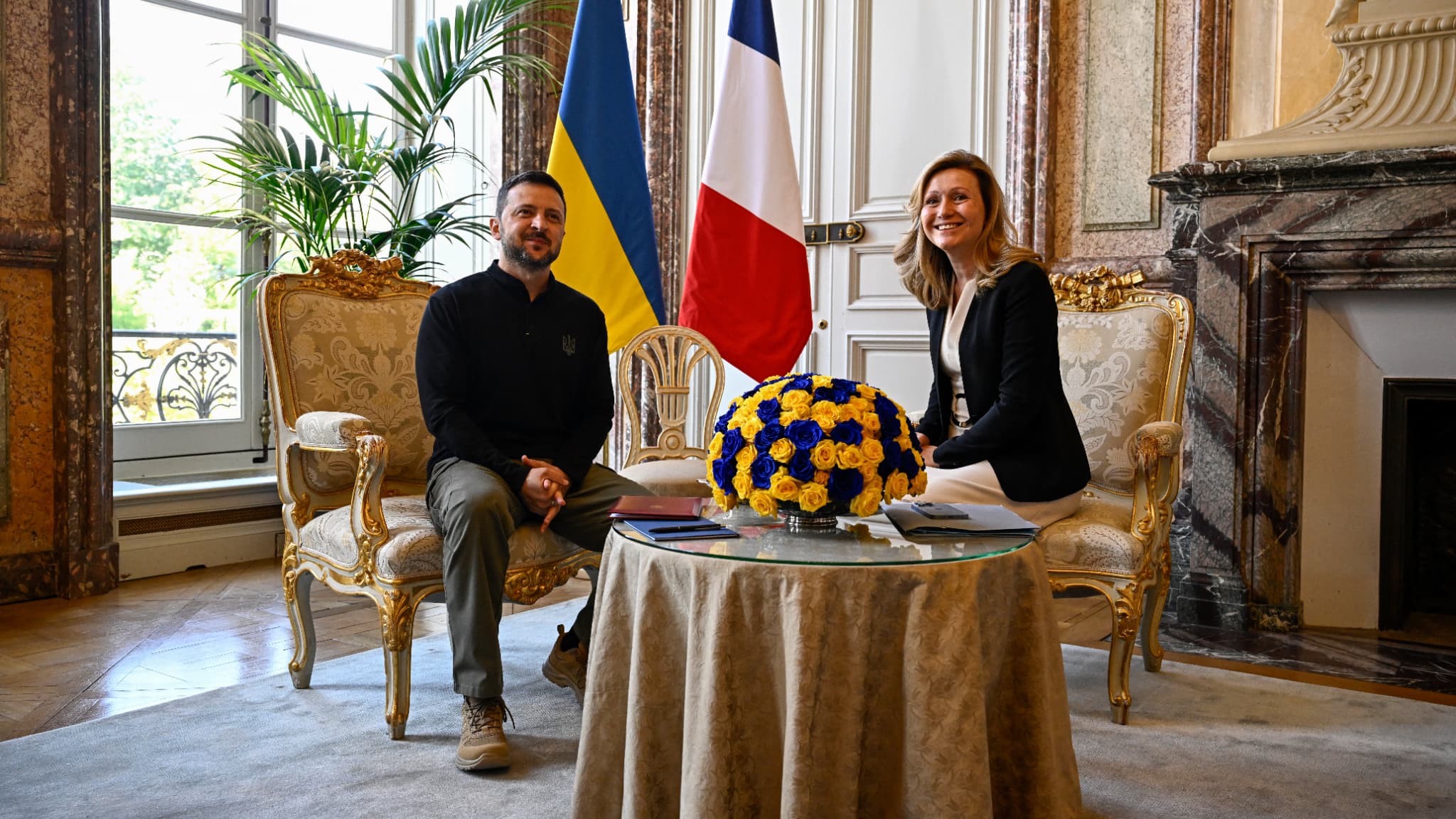 Volodymyr Zelensky à l'hôtel de Lassay avec Yaël Braun-Pivet à Paris, le 7 juin 2024 Volodymyr Zelensky à l'hôtel de Lassay avec Yaël Braun-Pivet à Paris, le 7 juin 2024