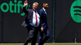 Joan Laporta avec Raphinha, le 15 juillet 2022.
