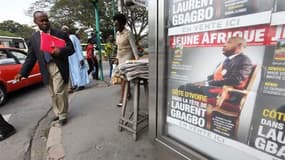 Kiosque à journaux dans une rue d'Abidjan. Paris a appelé à nouveau mardi au départ sans délai de Laurent Gbagbo et s'est dit très vigilant sur la situation des 15.000 ressortissants français et des Européens installés en Côte d'Ivoire. /Photo prise le 21