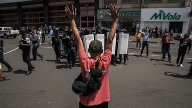 Un manifestant fait un geste en direction des forces de sécurité lors d'une manifestation contre les coupures répétées d'eau et d'électricité à Antananarivo, le 25 septembre 2025. 
