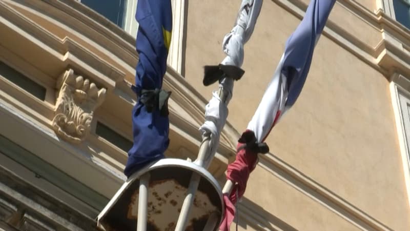 Les drapeaux corse, français et européen en berne sur un bâtiment de la Collectivité de Corse en l'honneur d'Yvan Colonna, mars 2022 