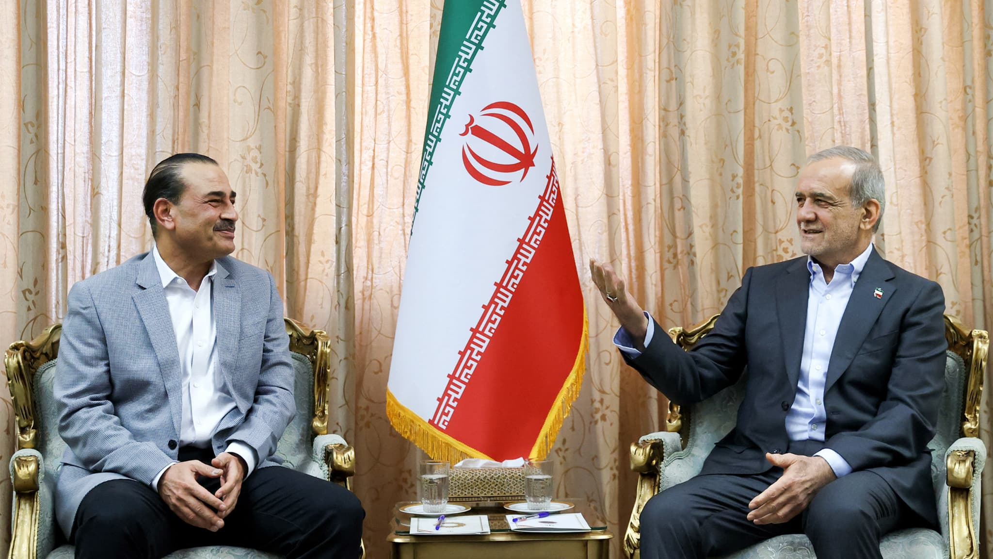 Le président iranien Masoud Pezeshkian (à droite) rencontre le chef de l'armée pakistanaise Syed Asim Munir à Téhéran, le 23 mai 2026.
Le président iranien Masoud Pezeshkian (à droite) rencontre le chef de l'armée pakistanaise Syed Asim Munir à Téhéran, le 23 mai 2026.