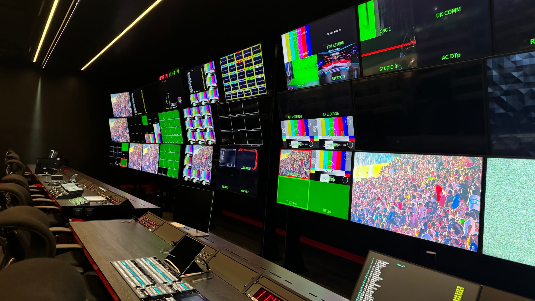 L'avant de la salle de contrôle du Media & Technique Center de Biggin Hill (Angleterre) prêt pour la réalisation de la course L'avant de la salle de contrôle du Media & Technique Center de Biggin Hill (Angleterre) prêt pour la réalisation de la course