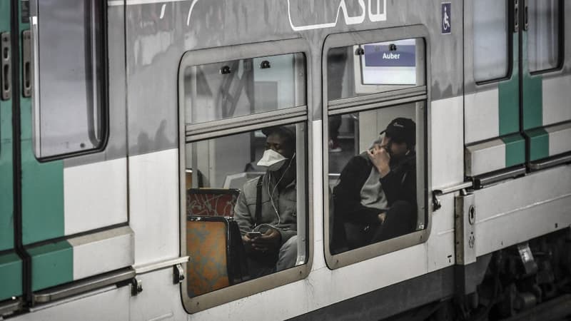 Des usagers des transports en commun franciliens pendant la crise sanitaire.