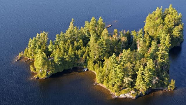 Envie de prendre le large? Au Québec, il est possible de s'offrir une île entière et son habitation pour moins de 140.000 euros.
