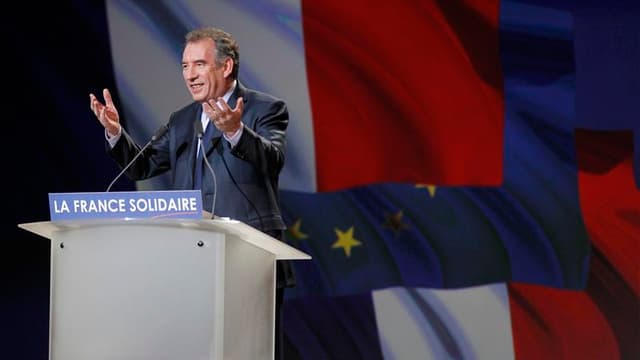 À cinq jours du premier tour de l'élection présidentielle, François Bayrou a mis en garde les électeurs contre "les illusions et les fariboles" de ses adversaires, lors d'un meeting mardi soir à Rezé, en périphérie de Nantes. /Photo prise le 17 avril 2012
