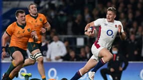 L'arrière anglais Freddie Steward échappe à la défense australienne et file marquer un essai, lors de leur test-match de la tournée d'automne, le 13 novembre 2021 au Stade de Twickhenham à Londres