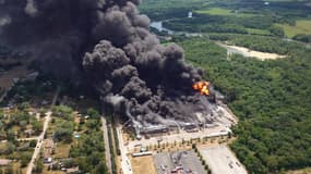 Les images de l'incendie de l'usine Chemtool, une filiale de la société américaine Lubrizol, le 14 juin 2021 à Rockton, Illinois, États-Unis
