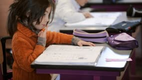 Petite fille en classe de CP.