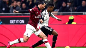 Zlatan Ibrahimovic et Alex Sandro lors du match Milan-Juventus, à San Siro le 13 février 2020