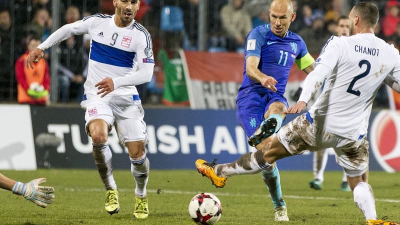 Robben sur la pelouse du stade Josy-Barthel face aux Luxembourg 