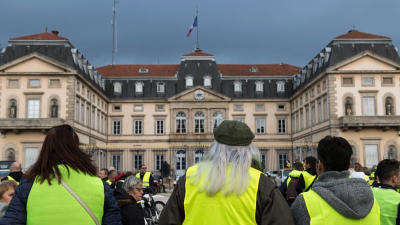 Des gilets jaunes devant la préfecture de Haute-Loire au Puy-en-Velay, le 17 novembre 2018, quelques semaines avant l'incendie.