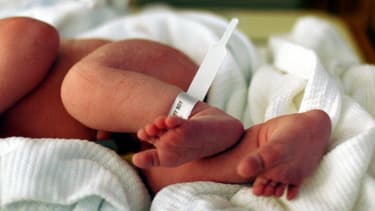 Né en Espagne de parents français, le petit garçon n'a jamais vu sa naissance officialisée (photo d'illustration).