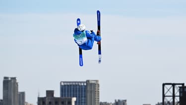Le Français Antoine Adelisse lors de l'épreuve de Big Air des JO 2022 de Pékin