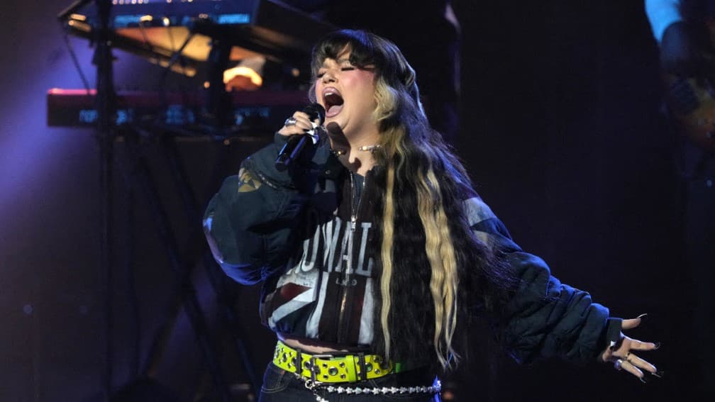 LOLA YOUNG FAIT UN MALAISE EN PLEIN CONCERT ET S'EFFONDRE SUR SCÈNE