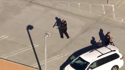 Un policier d'élite patrouille, vendredi, sur le parking de l'aéroport de Los Angeles.