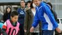 Daisuke Matsui joue avec des enfants victimes du séisme de Sendai