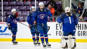 Lore Baudrit (au centre) lors d'u match de la France aux Mondiaux de hockey sur glace féminin - le 11/04/2023