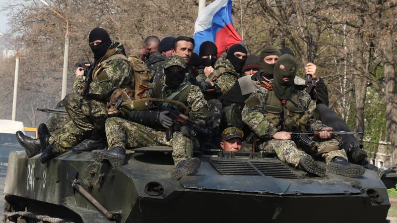 Des hommes armées sur un char arborant le drapeau russe, le 16 avril, à Kramatorsk, dans l'est de l'Ukraine.