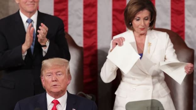 L'image de la nuit: la chef démocrate Nancy Pelosi déchire le discours de Donald Trump
