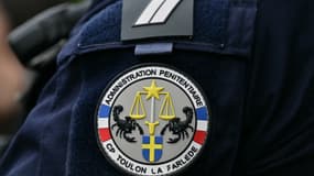 Un agent de l'administration pénitentiaire, le 15 avril 2025, à La Farlede, près de Toulon.
