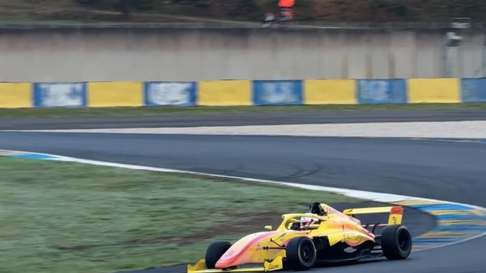 GP Explorer 3 - Maghla ovationnée par les spectateurs après sa sortie de route, au Mans le 5 octobre 2025