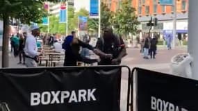 Julius Francis mettant un client KO devant un Boxpark à Londres en juin 2022. 