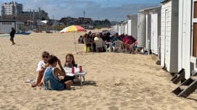 Les touristes profitent de la plage de Calais, lundi 21 août, alors que la température atteint les 22°C. 