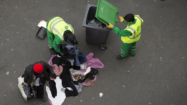 Des agents municipaux ramassent des ordures