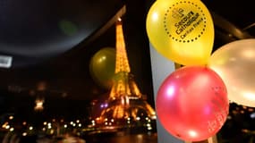 Des ballons du Secours catholique lors du réveillon offert aux bénéficiaires de l'association à bord d'une péniche sur la Seine, le 24 décembre 2015 à Paris