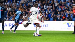 Randal Kolo Muani en train de tirer un penalty avec le PSG face au Havre en L1, le 16 août 2024